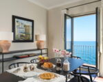 villa-continella-esszimmer-mit-blick-zum-meer.jpg
