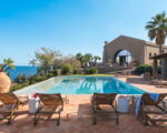 villa-continella-pool-mit-liegeflaeche-blick-zum-meer.jpg