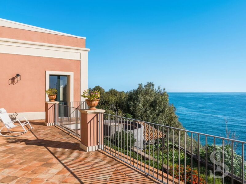 villa-continella-seitliche-ansicht-terrasse-blick-zum-meer.jpg