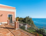 villa-continella-seitliche-ansicht-terrasse-blick-zum-meer.jpg