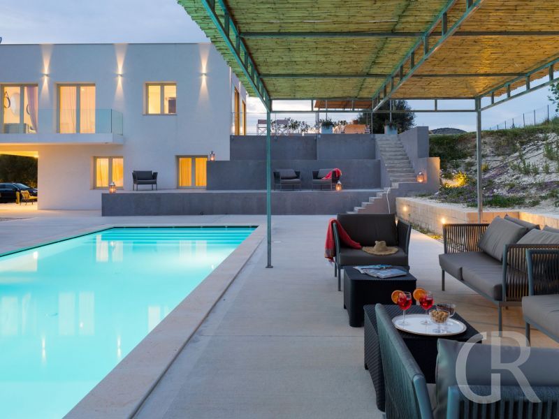 villa-contrada-abendliche-stimmung-am-pool.jpg