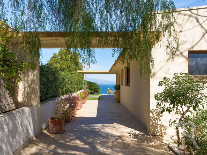 villa-coralia-durchblick-zum-meer.jpg