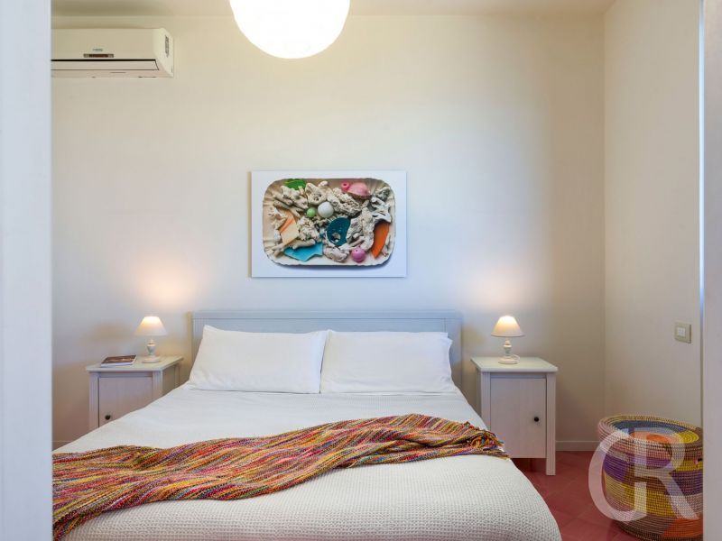 villa-coralia-weisses-doppelbett-im-schlafzimmer.jpg