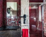 villa-corte-moscata-rotes-badezimmer.jpg