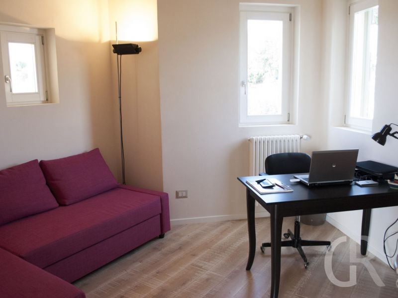 villa-cuore-verde-sofa-mit-schreibtisch.jpg