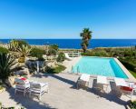 villa-del-mito-pool-mit-sonnenliegen.jpg