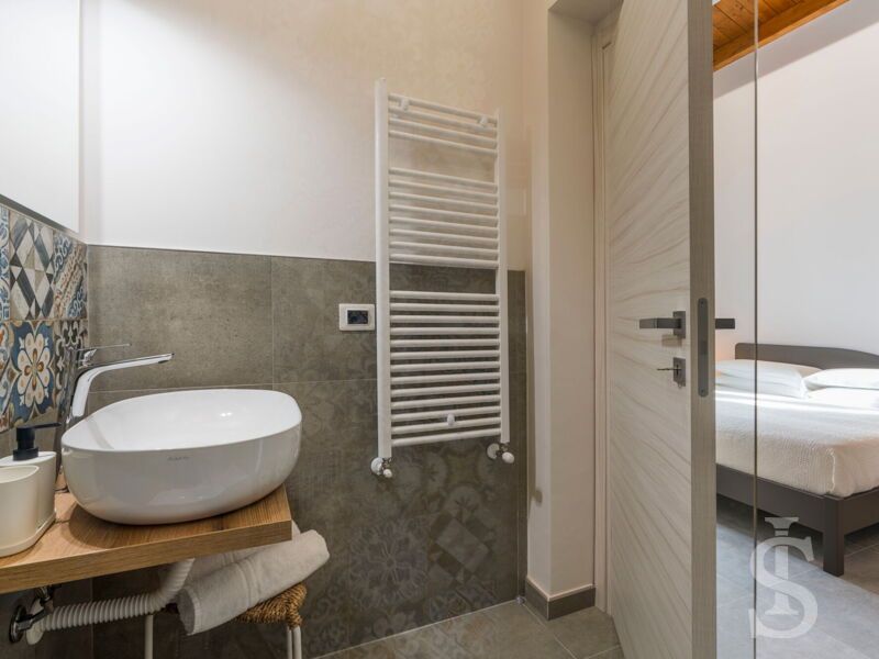 villa-dimora-bufalefi-blick-vom-badezimmer-zum-schlafzimmer-erster-stock.jpg