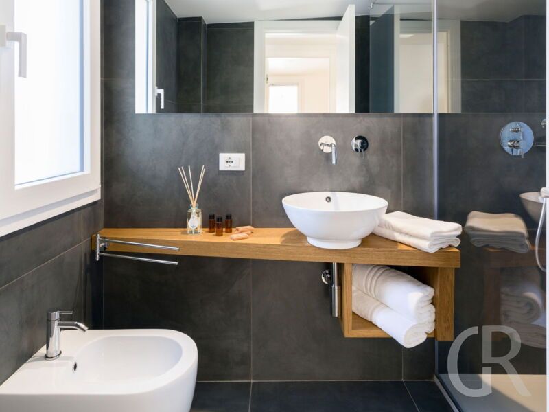 villa-dolce-vita-badezimmer-mit-waschbecken.jpg