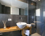 villa-dolce-vita-graues-badezimmer.jpg