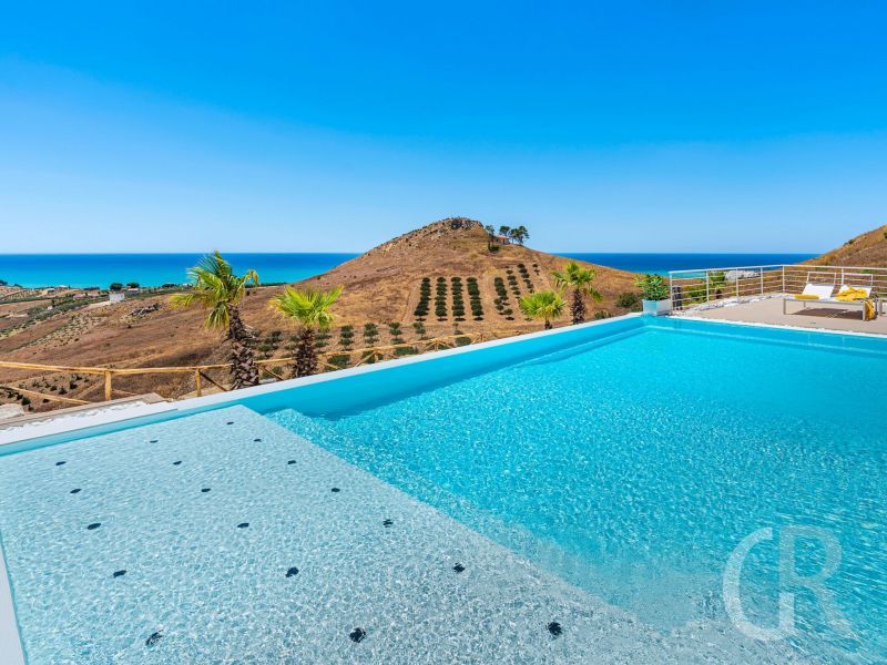 villa-domizia-grosser-pool.jpg