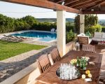 villa-dora-esstisch-auf-der-terrasse.jpg