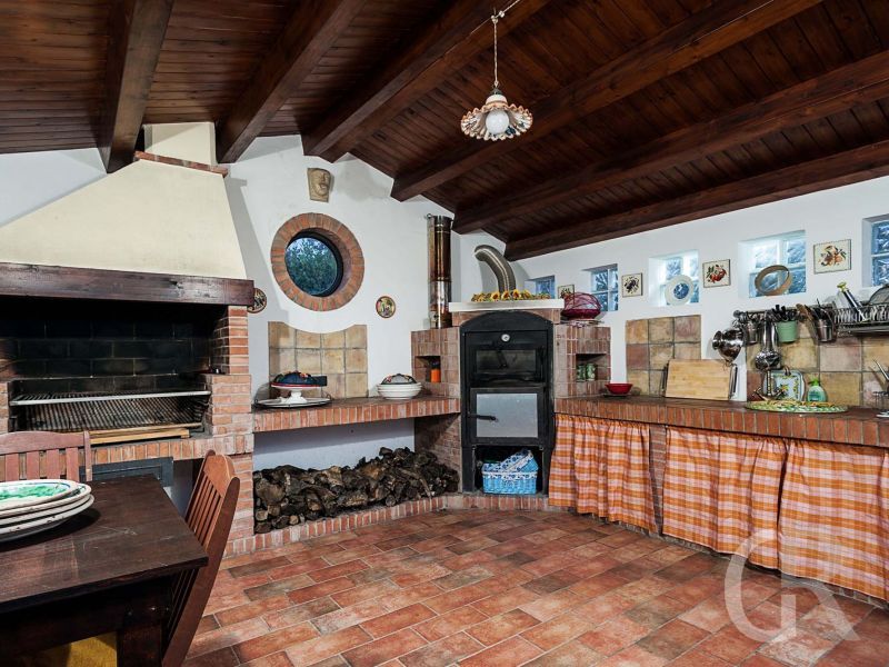 villa-dora-grosser-ofen-in-der-kueche.jpg