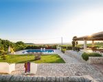 villa-dora-pool-und-garten.jpg