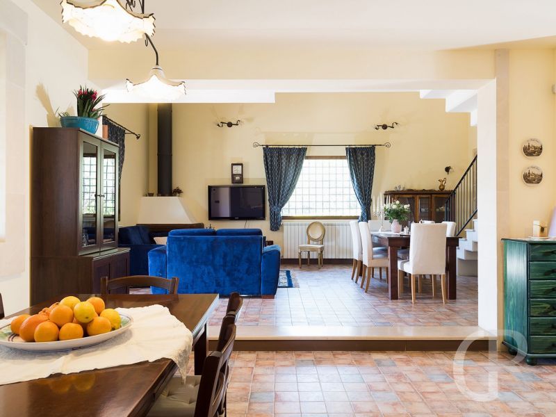 villa-dora-wohnbereich-mit-esstisch.jpg