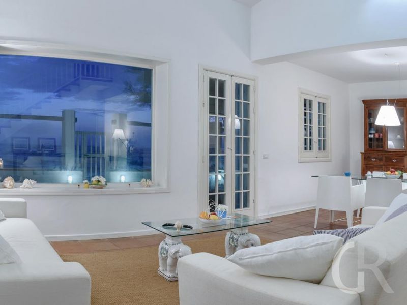 villa-elettra-sofa-im-wohnzimmer.jpg