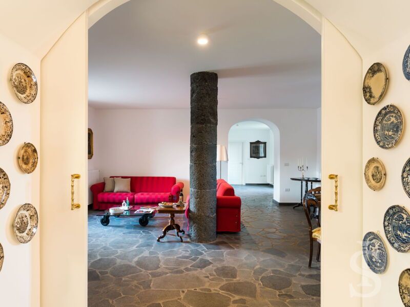 villa-etna-retreat-blick-ins-wohnzimmer.jpg