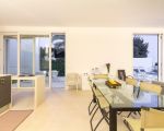 villa-federica-offe-einbaukueche-mit-ausgang-in-den-garten.jpg