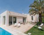 villa-federica-weisse-sonnenliegen-am-pool.jpg