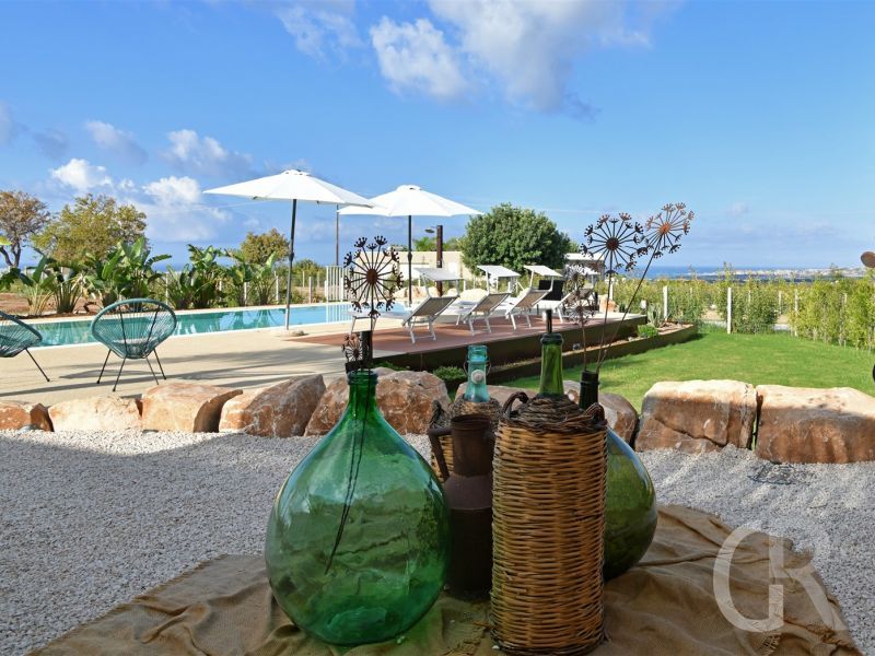 villa-fedra-sonnenschirme-und-pool.jpg