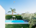 villa-flora-blick-auf-den-pool-mit-palmen.jpg