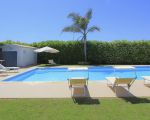 villa-flora-liegen-am-pool.jpg