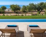 villa-gelso-bianco-liegen-am-pool.jpg