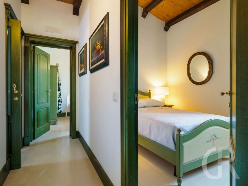 villa-gira-sole-blick-ins-gruen-weisse-schlafzimmer.jpg