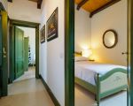 villa-gira-sole-blick-ins-gruen-weisse-schlafzimmer.jpg