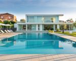 villa-greta-blick-auf-pool-und-villa.jpg