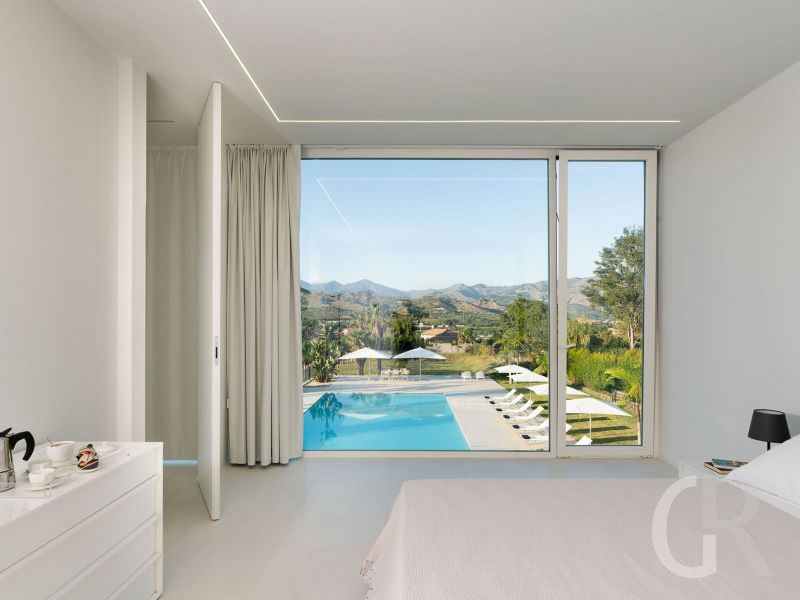 villa-greta-blick-vom-bett-auf-den-pool.jpg