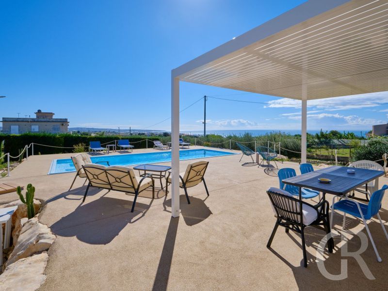 villa-ibla-sonnenterrasse-mit-liegen.jpg