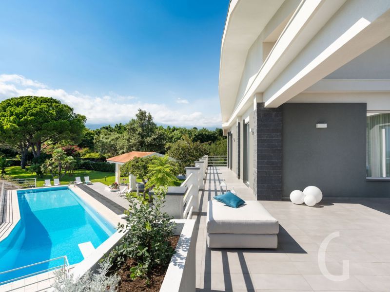 villa-isabella-pool-und-terrasse.jpg