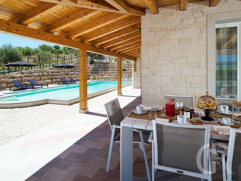 villa-kika-terrassentisch.jpg
