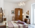 villa-la-forma-antiker-schrank.jpg
