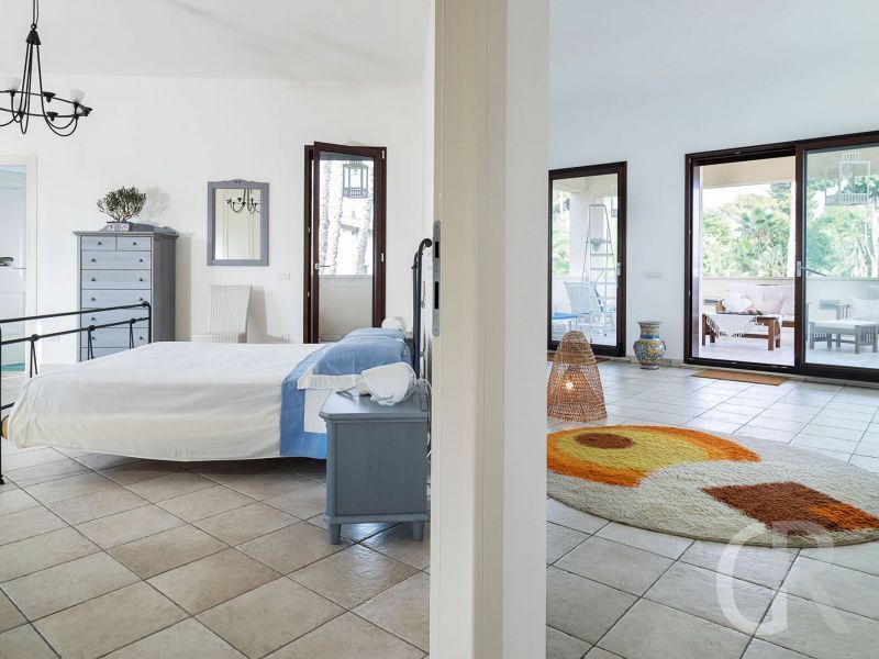 villa-la-plage-blick-in-den-schlafbereich-unf-auf-die-terrasse.jpg
