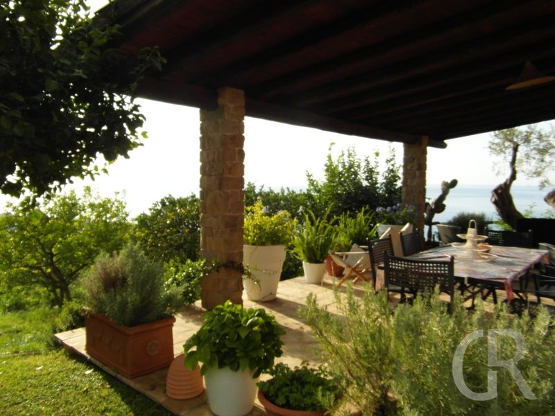 villa-laura-ueberdachte-terrasse-vor-der-kueche.JPG