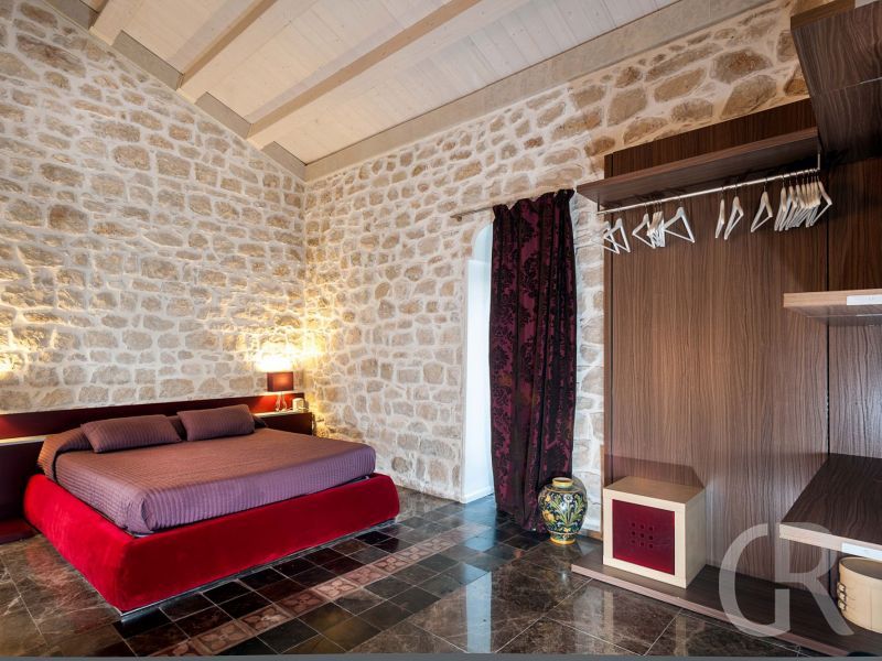 villa-luna-rotes-bett.jpg