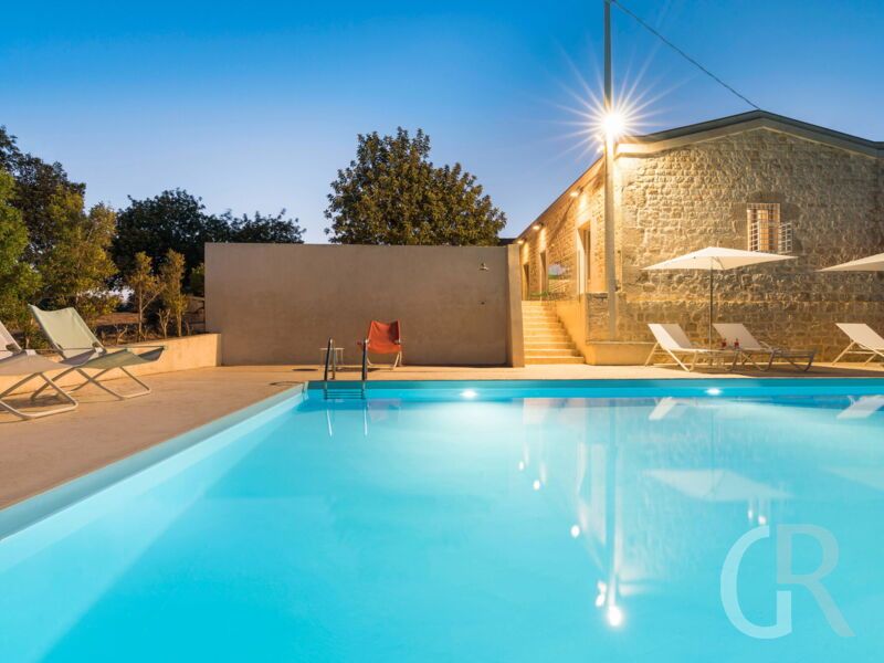 villa-luna-schwimmbad-und-sonnenschirme.jpg