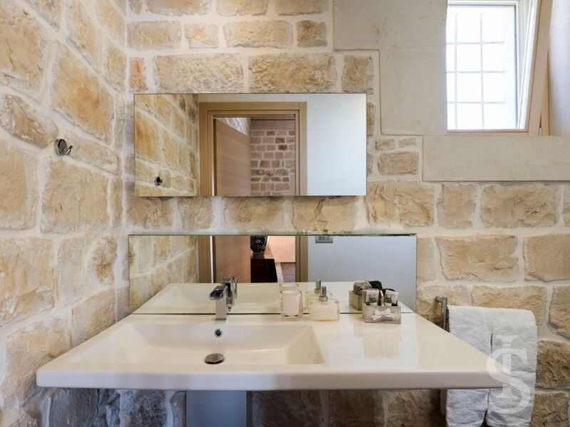 villa-luna-waschbecken-mit-spiegel.jpg