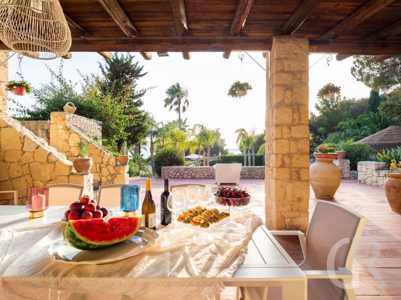 villa-maddalena-sommerkueche-und-essplatz.jpg