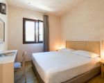 villa-magnolia-doppelbett-mit-kommode.jpg