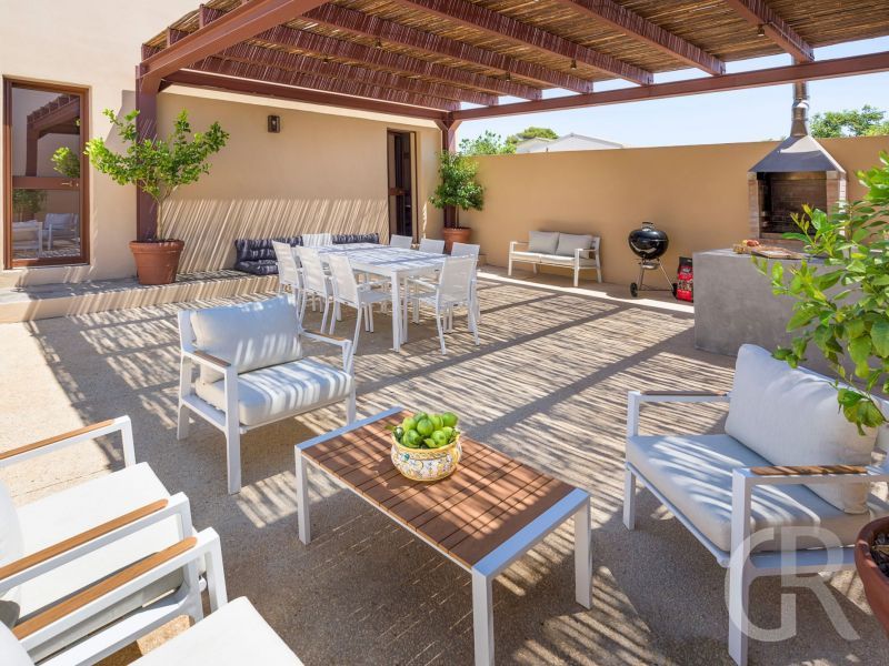 villa-magnolia-terrasse-mit-esstisch.jpg