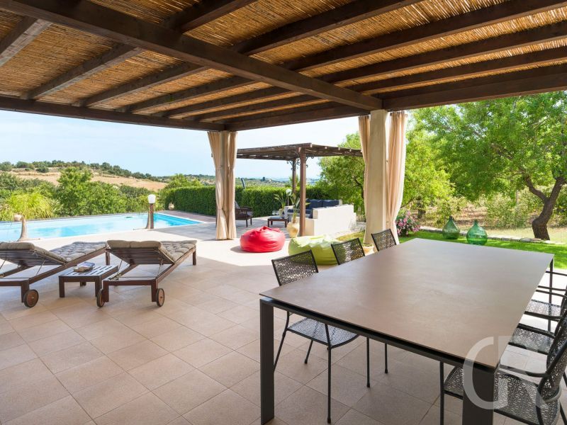 villa-mara-ueberdachte-pergola.jpg
