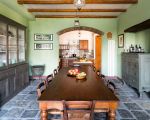 villa-mila-esszimmer-mit-grossem-tisch.jpg