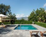 villa-nerello-pool-mit-liegen.jpg