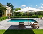 villa-nerello-schwimmbad-mit-sonnenschirm-und-liegen.jpg