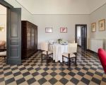 villa-nerello-wohnbereich-mit-esstisch.jpg