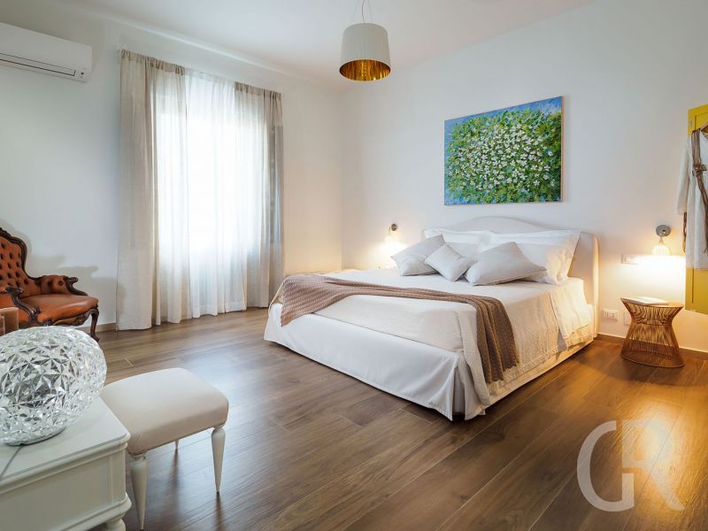 villa-pietra-del-sole-schlafraum-mit-weissem-doppelbett.jpg