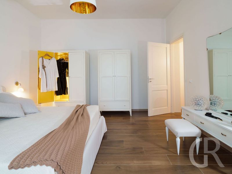 villa-pietra-del-sole-schlafzimmer-mit-kommode.jpg