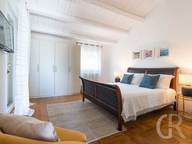 villa-pigna-blue-bett-und-kleiderschrank.jpg